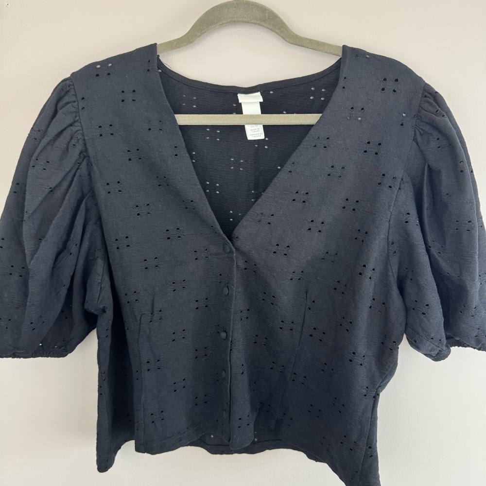 H&M Black Eyelet Cropped Button Down Short Puff Sleeve Cardigan Top Size XL - Picture 3 of 7